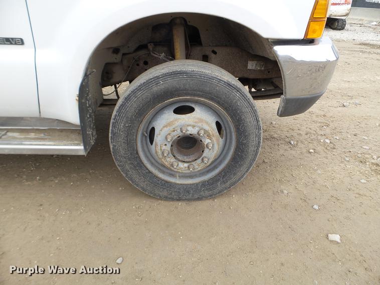 image for item EJ9062 2000 Ford F550 Super Duty flatbed truck