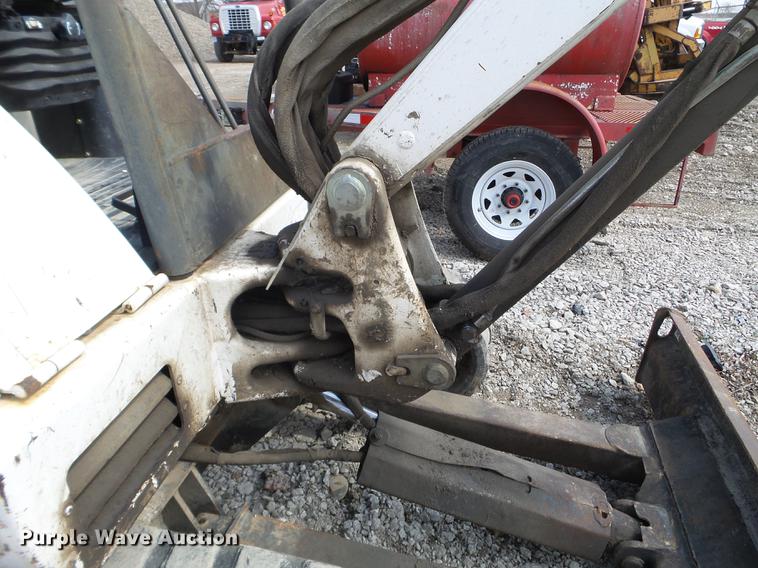 image for item EJ9066 2008 Bobcat 331 mini excavator