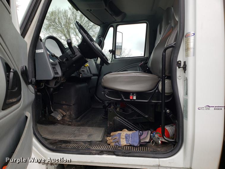 image for item EK9036 2007 International 4300 rollback truck