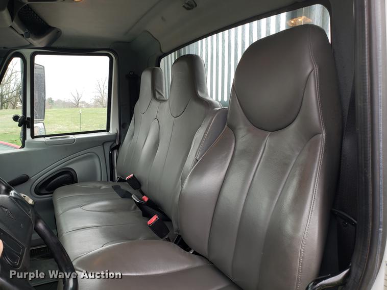 image for item EK9036 2007 International 4300 rollback truck