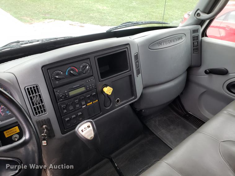image for item EK9036 2007 International 4300 rollback truck