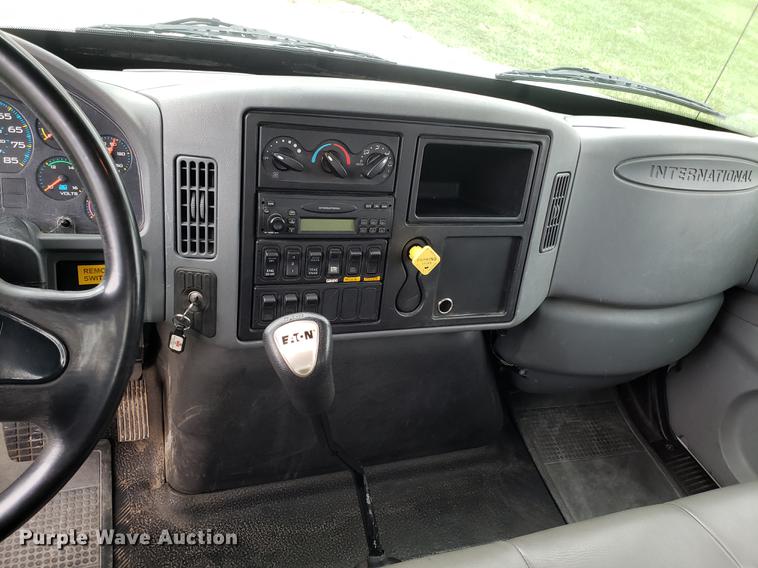 image for item EK9036 2007 International 4300 rollback truck