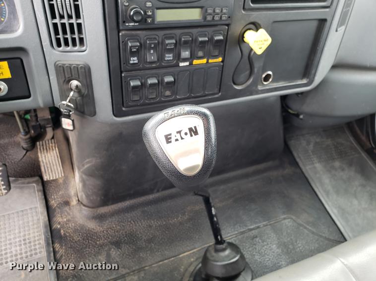 image for item EK9036 2007 International 4300 rollback truck