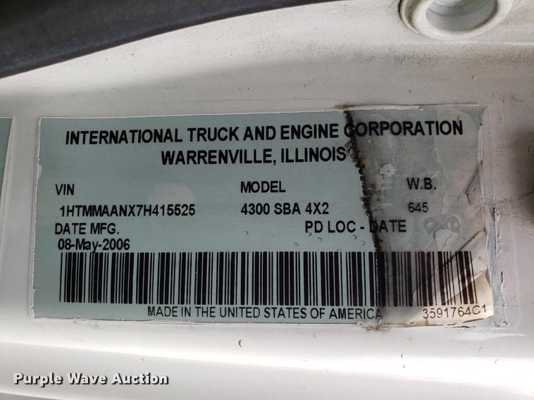 image for item EK9036 2007 International 4300 rollback truck