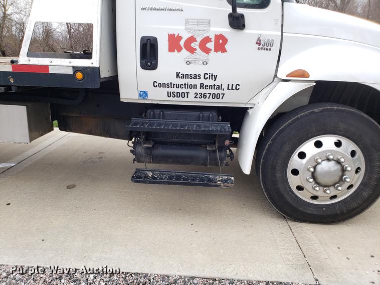 image for item EK9036 2007 International 4300 rollback truck