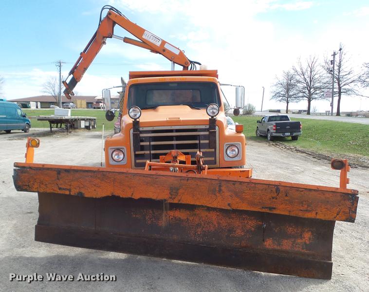 image for item EM9147 1987 International 1754 dump truck