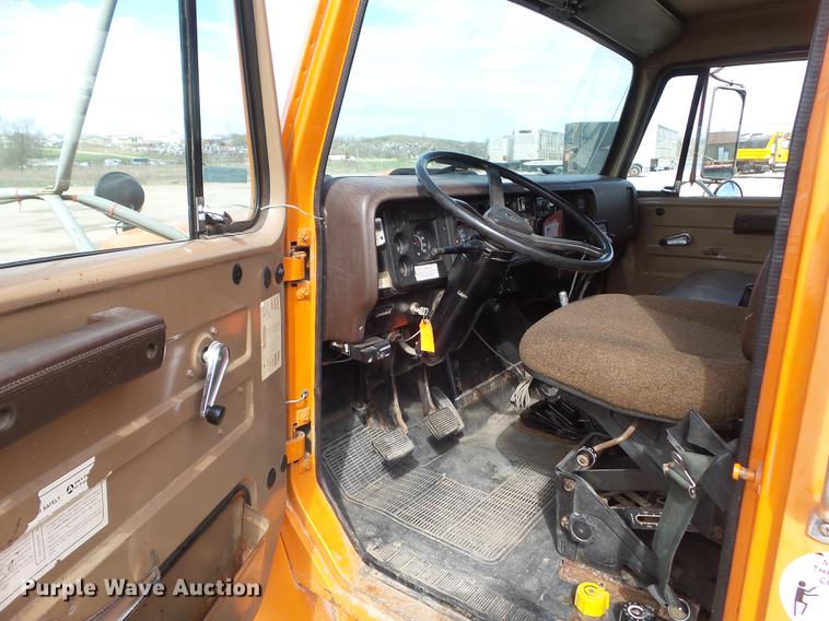 image for item EM9147 1987 International 1754 dump truck