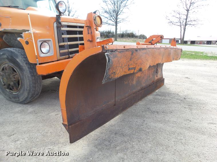 image for item EM9147 1987 International 1754 dump truck