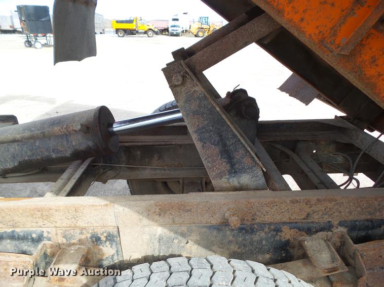 image for item EM9147 1987 International 1754 dump truck