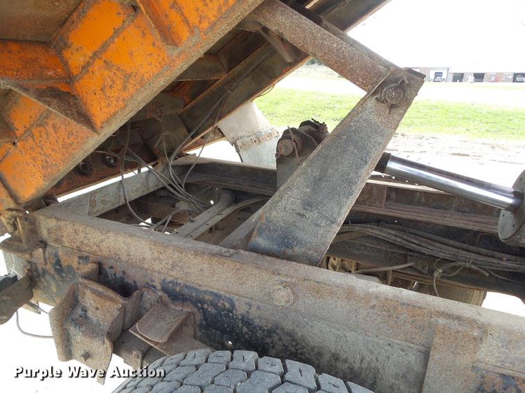image for item EM9147 1987 International 1754 dump truck