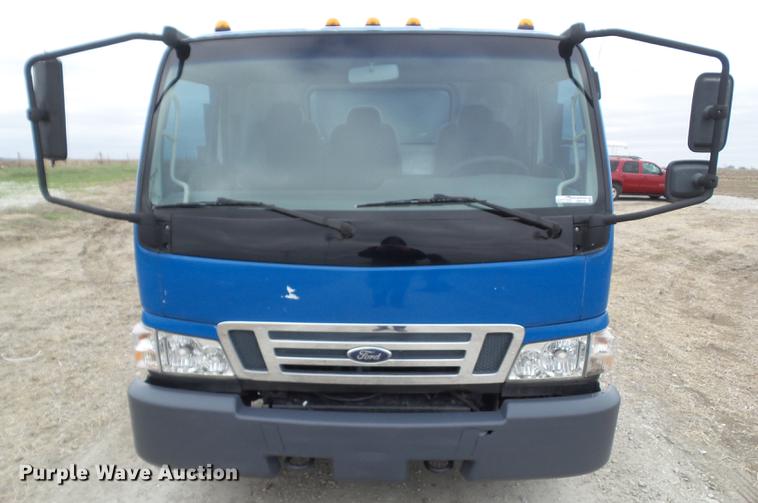 image for item EM9148 2007 Ford LCF450 dump truck