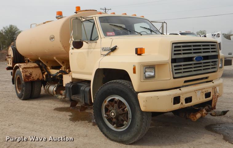 image for item EZ9972 1994 Ford F800 tank truck
