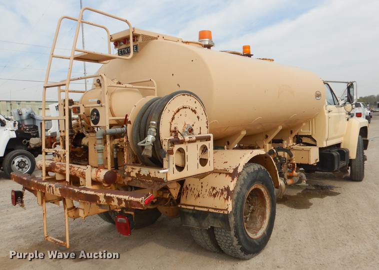 image for item EZ9972 1994 Ford F800 tank truck