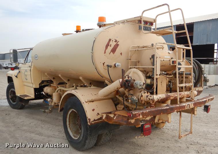 image for item EZ9972 1994 Ford F800 tank truck
