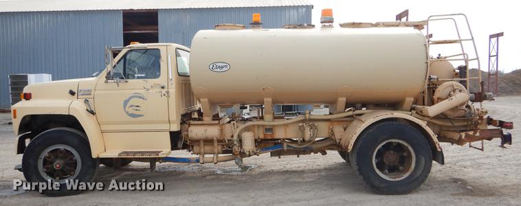 image for item EZ9972 1994 Ford F800 tank truck