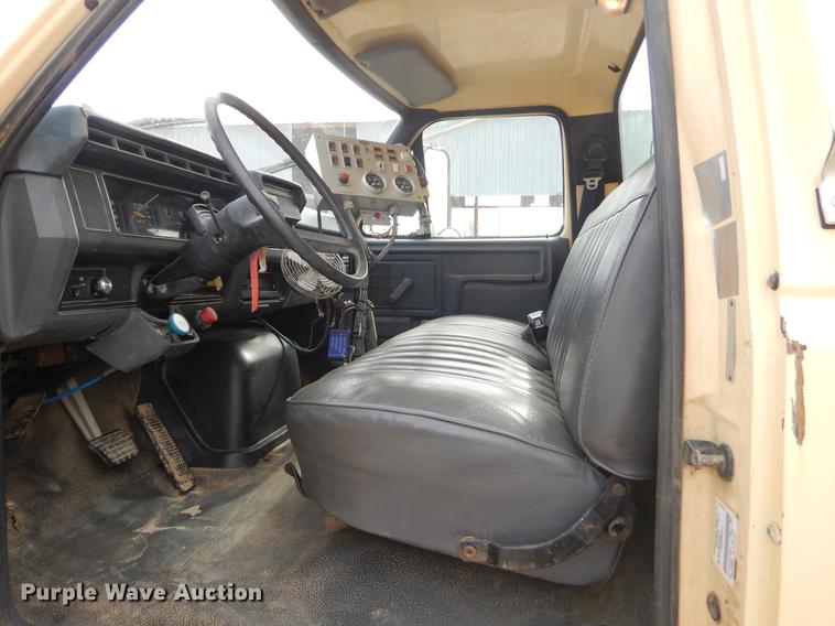 image for item EZ9972 1994 Ford F800 tank truck