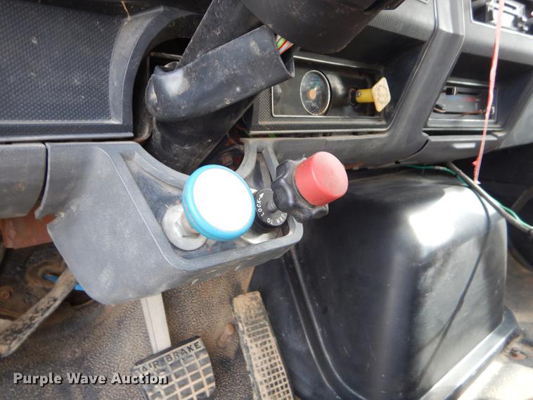 image for item EZ9972 1994 Ford F800 tank truck