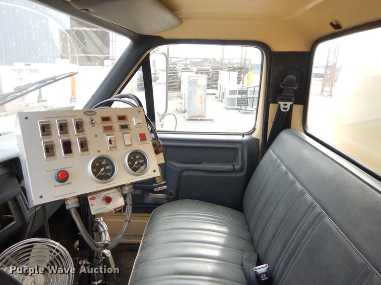 image for item EZ9972 1994 Ford F800 tank truck