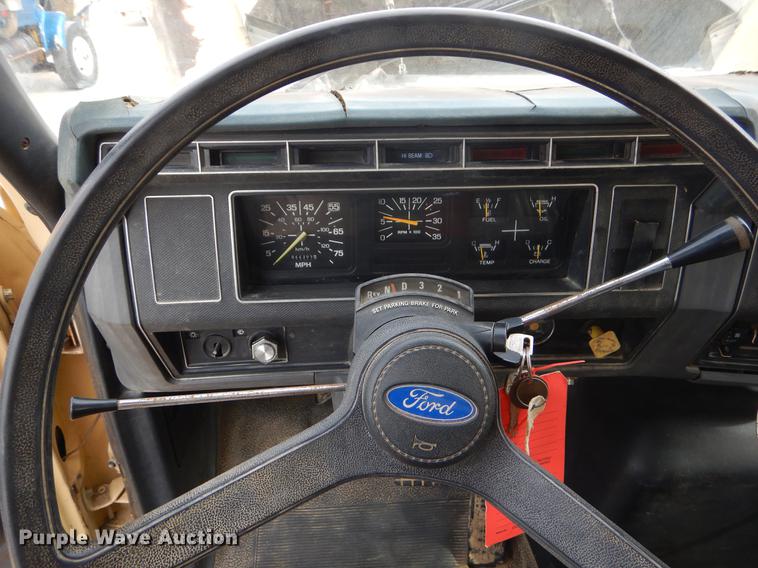 image for item EZ9972 1994 Ford F800 tank truck