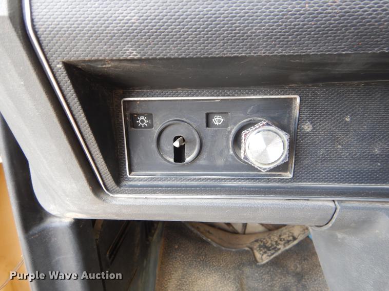 image for item EZ9972 1994 Ford F800 tank truck