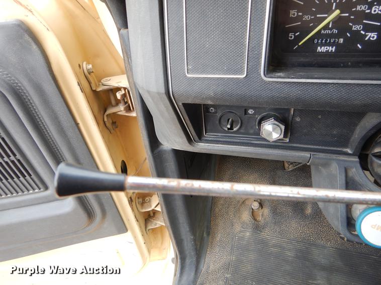 image for item EZ9972 1994 Ford F800 tank truck