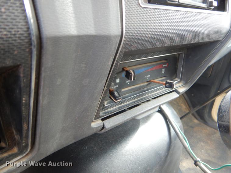 image for item EZ9972 1994 Ford F800 tank truck