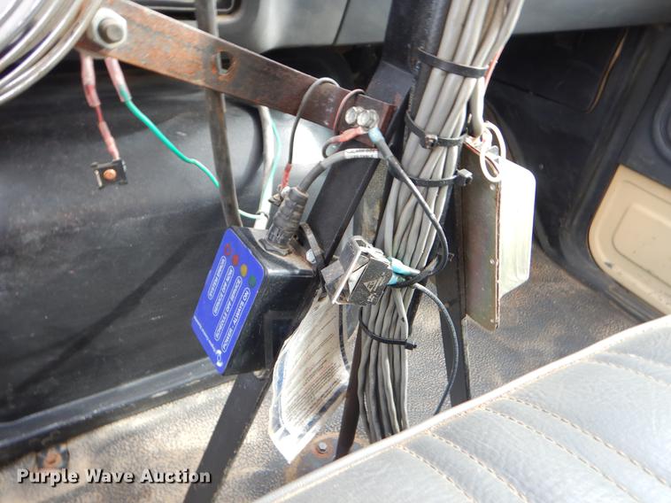 image for item EZ9972 1994 Ford F800 tank truck