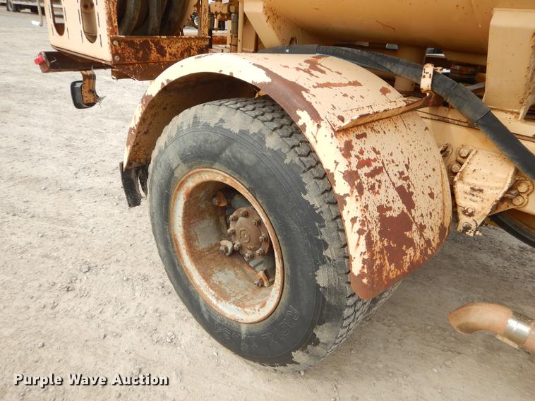 image for item EZ9972 1994 Ford F800 tank truck