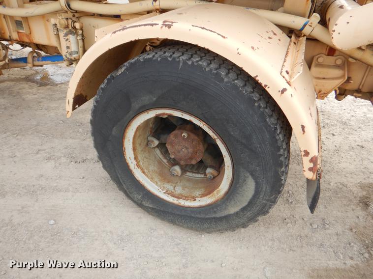 image for item EZ9972 1994 Ford F800 tank truck