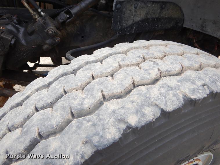 image for item EZ9972 1994 Ford F800 tank truck