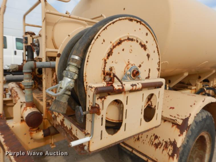 image for item EZ9972 1994 Ford F800 tank truck