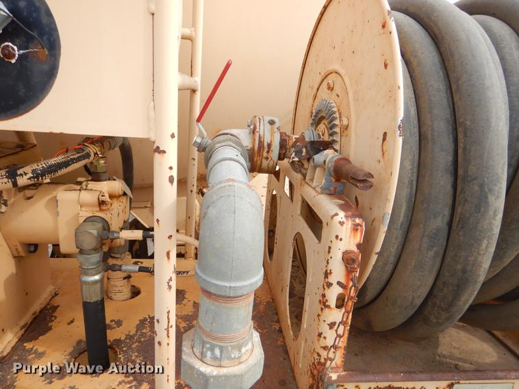 image for item EZ9972 1994 Ford F800 tank truck