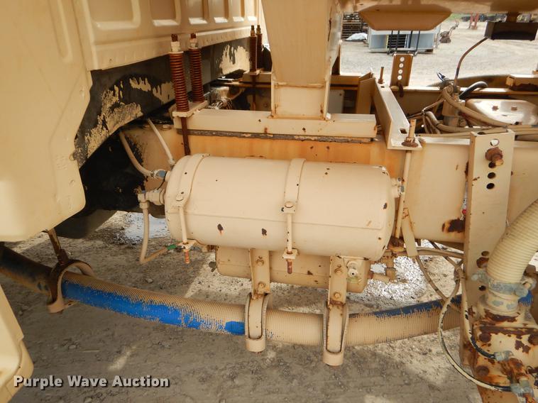 image for item EZ9972 1994 Ford F800 tank truck