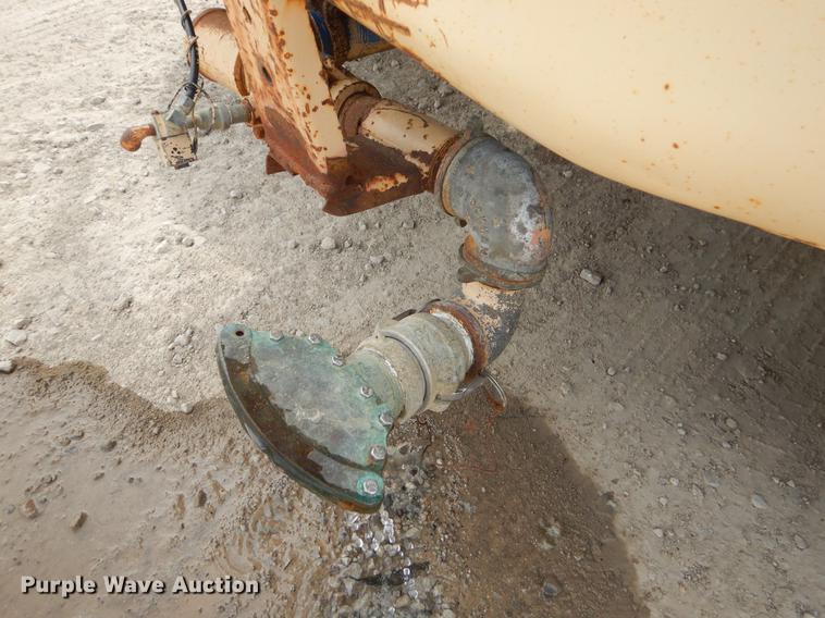 image for item EZ9972 1994 Ford F800 tank truck