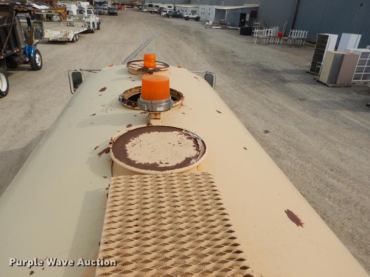 image for item EZ9972 1994 Ford F800 tank truck