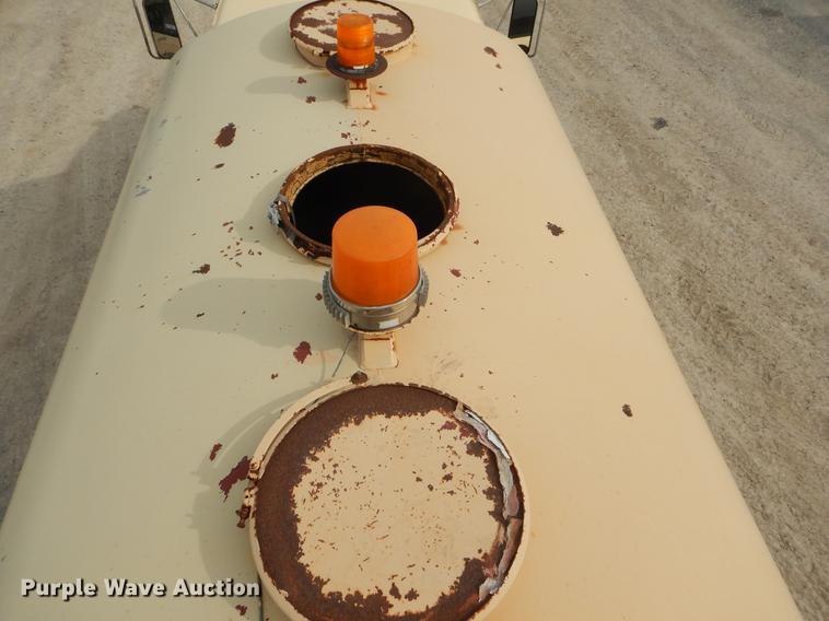 image for item EZ9972 1994 Ford F800 tank truck