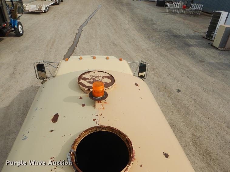 image for item EZ9972 1994 Ford F800 tank truck