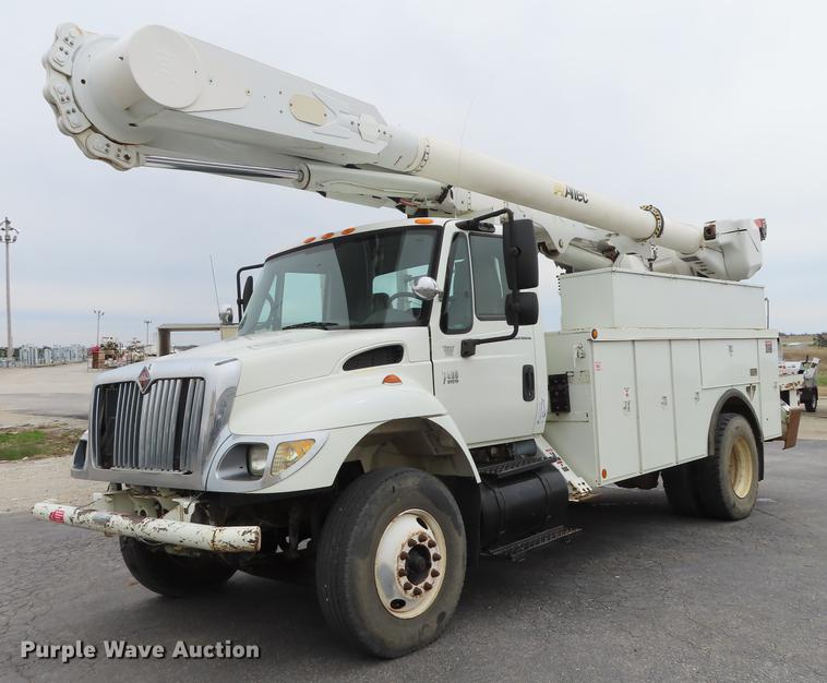 image for item L1477 2006 International 7400 bucket truck