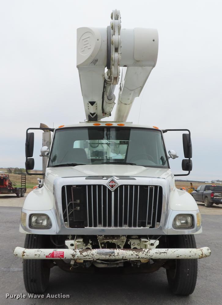 image for item L1477 2006 International 7400 bucket truck