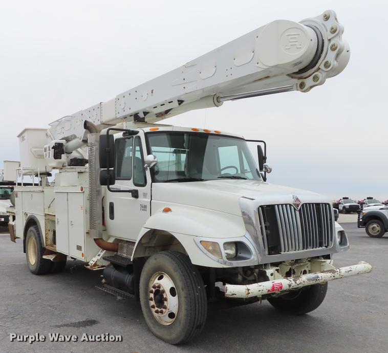 image for item L1477 2006 International 7400 bucket truck