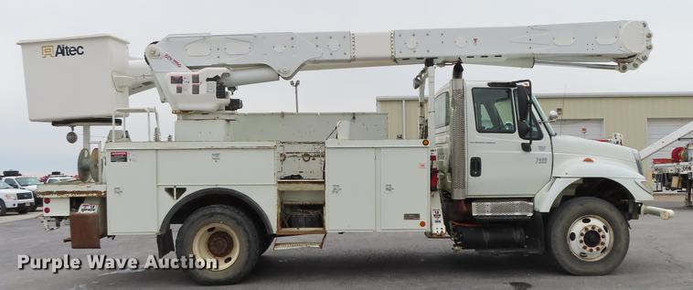 image for item L1477 2006 International 7400 bucket truck