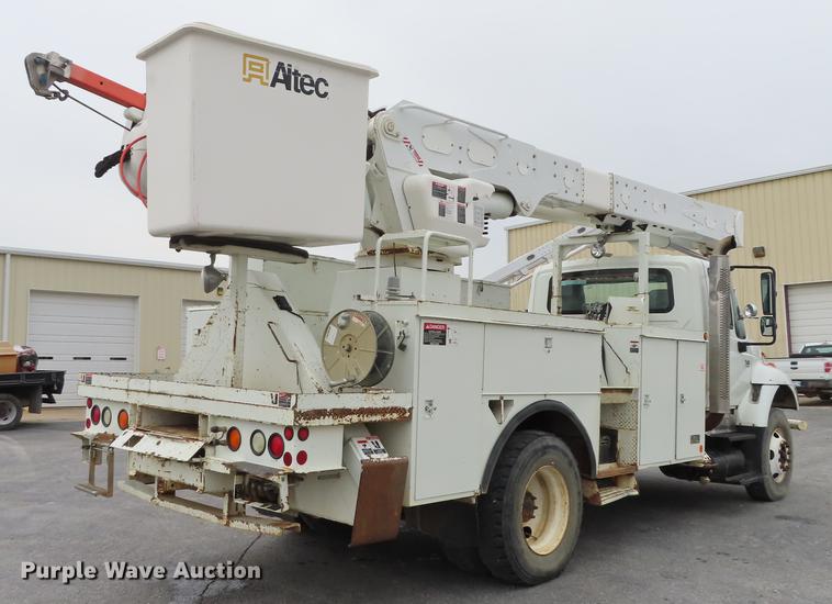 image for item L1477 2006 International 7400 bucket truck