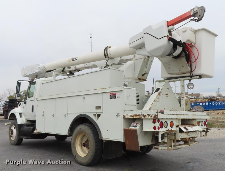 image for item L1477 2006 International 7400 bucket truck