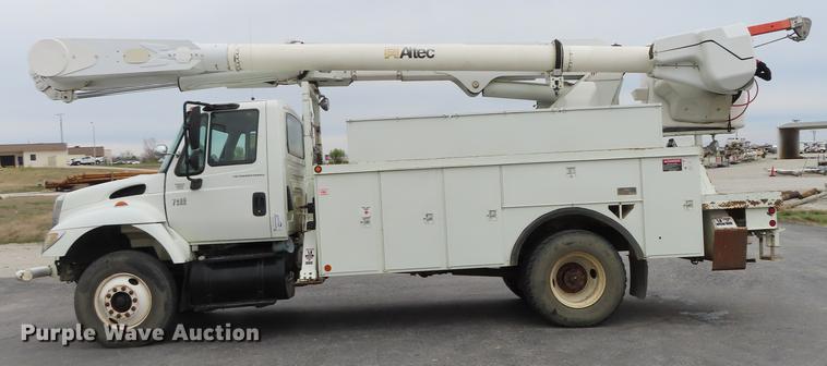 image for item L1477 2006 International 7400 bucket truck