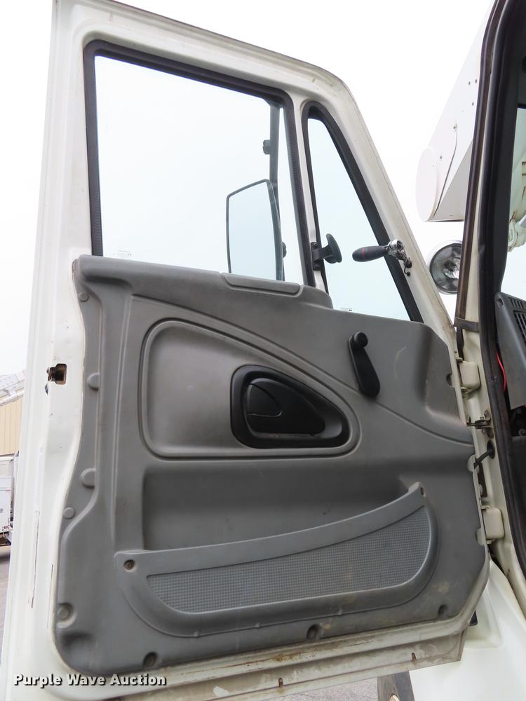 image for item L1477 2006 International 7400 bucket truck