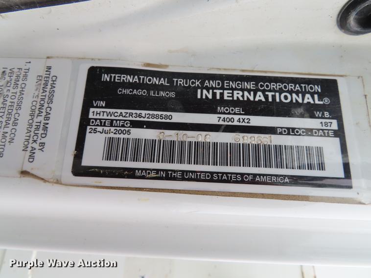 image for item L1477 2006 International 7400 bucket truck