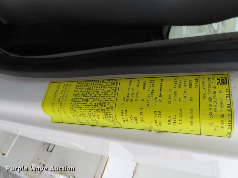 image for item L1477 2006 International 7400 bucket truck