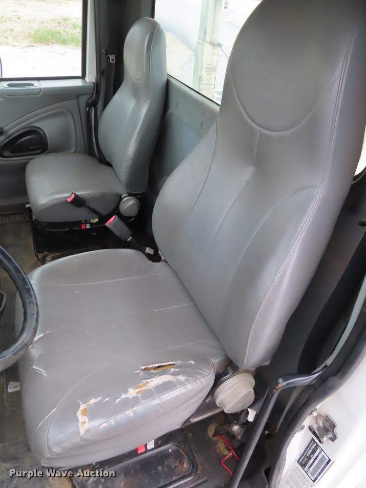 image for item L1477 2006 International 7400 bucket truck