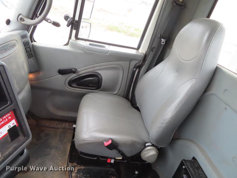 image for item L1477 2006 International 7400 bucket truck