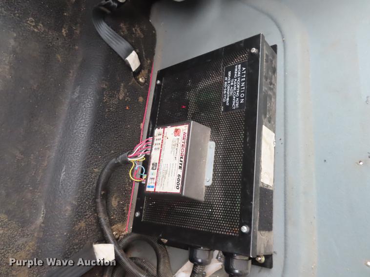 image for item L1477 2006 International 7400 bucket truck